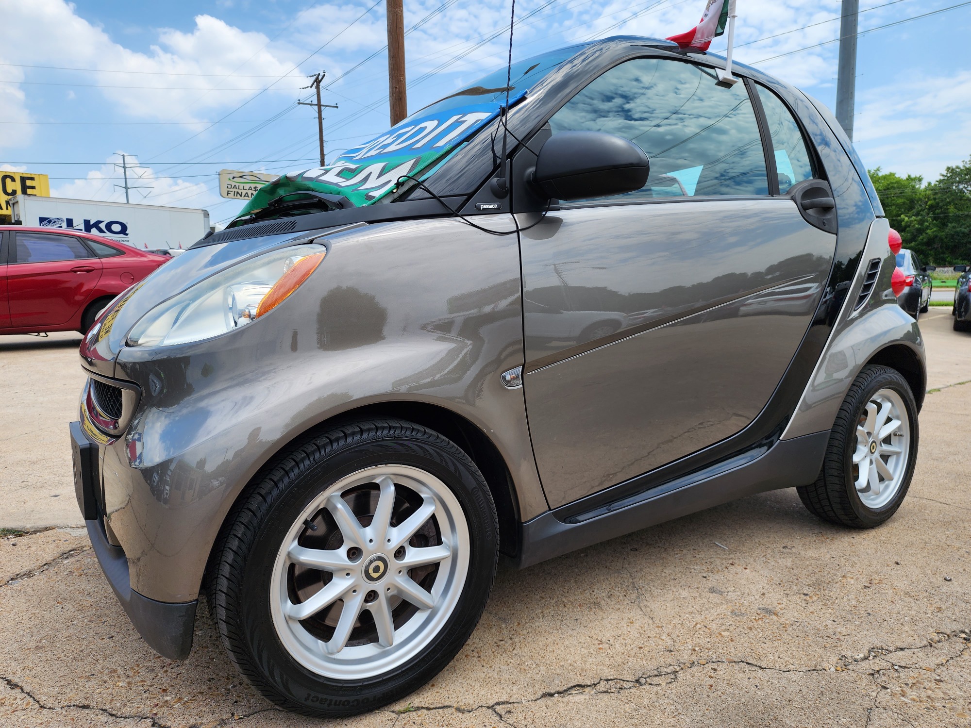 2009 GRAY /BLACK smart Fortwo PASSION (WMEEJ31X49K) , AUTO transmission, located at 2660 S.Garland Avenue, Garland, TX, 75041, (469) 298-3118, 32.885551, -96.655602 - Welcome to DallasAutos4Less, one of the Premier BUY HERE PAY HERE Dealers in the North Dallas Area. We specialize in financing to people with NO CREDIT or BAD CREDIT. We need proof of income, proof of residence, and a ID. Come buy your new car from us today!! This is a Very clean 2009 SMART FORTW - Photo #7